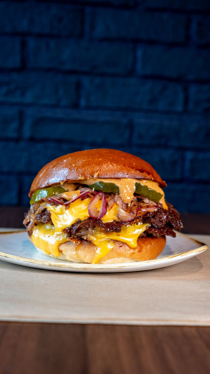 Smash Burgers préparés à la minute au restaurant Factory & Co Aéroville